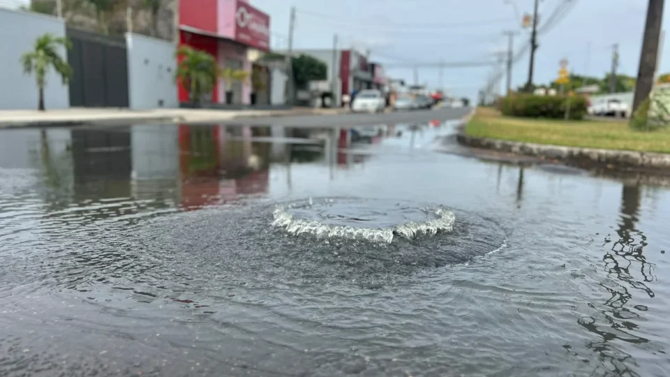 Esgoto a céu aberto causa transtornos a moradores e comerciantes no bairro Cidade Satélite