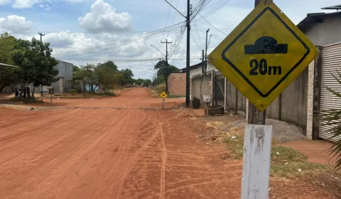 PLACAS PINTADAS À MÃO: Moradores improvisam sinalização em rua e cobram asfalto