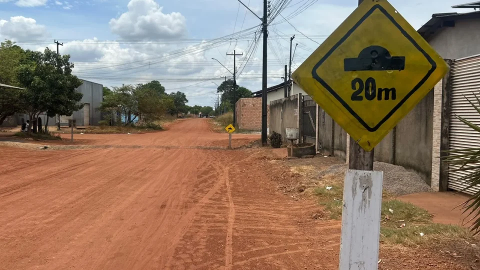 PLACAS PINTADAS À MÃO: Moradores improvisam sinalização em rua e cobram asfalto