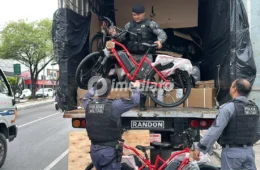 Motorista tenta fugir da polícia, mas acaba preso com caminhão cheio de drogas e motos elétricas