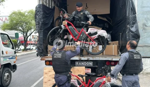 Motorista tenta fugir da polícia, mas acaba preso com caminhão cheio de drogas e motos elétricas