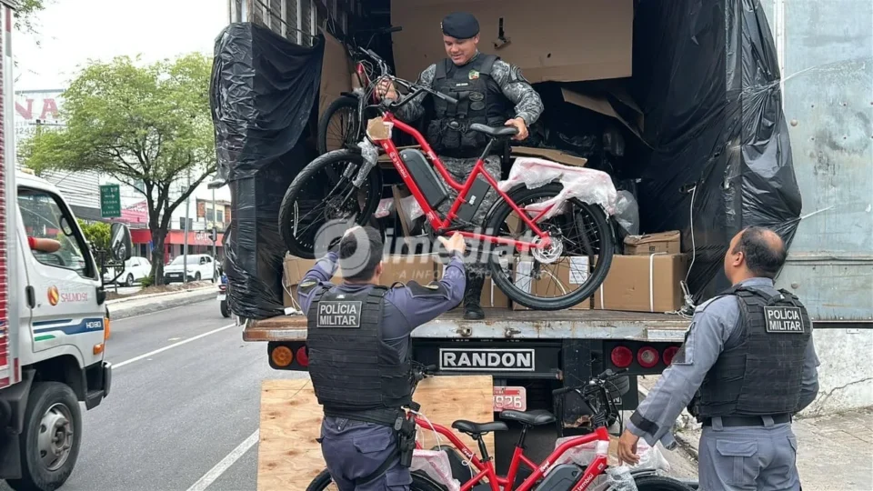 Motorista tenta fugir da polícia, mas acaba preso com caminhão cheio de drogas e motos elétricas