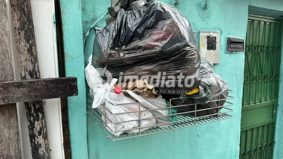 Lixeira lotada e lixo espalhado: moradores cobram solução da Prefeitura de Manaus