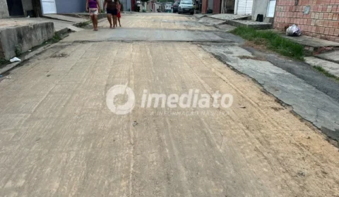 Moradores cobram Prefeitura após obra de asfalto ficar inacabada e poeira invadir casas em Manaus