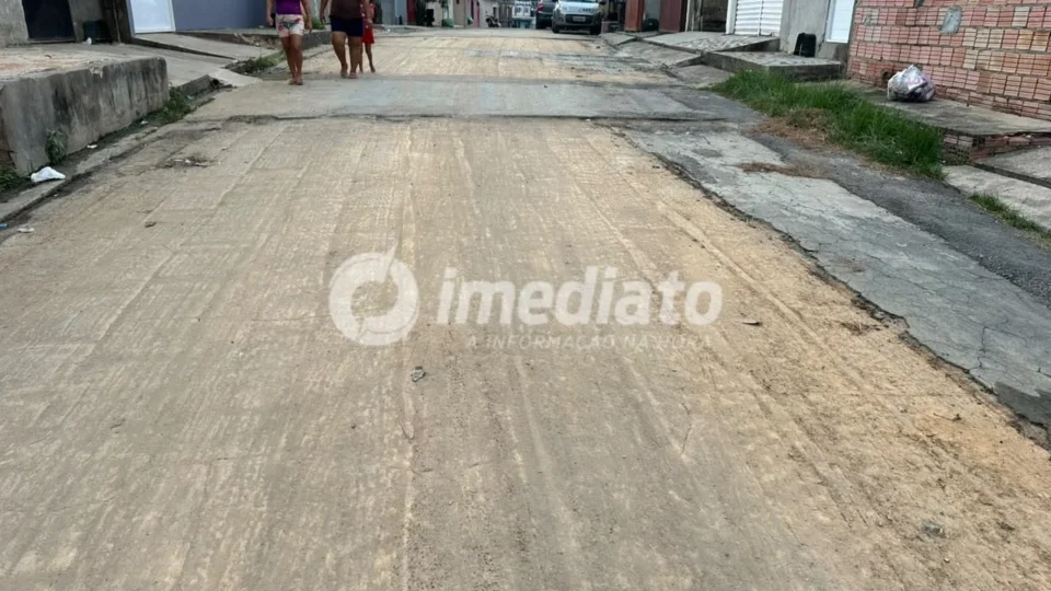 Moradores cobram Prefeitura após obra de asfalto ficar inacabada e poeira invadir casas em Manaus