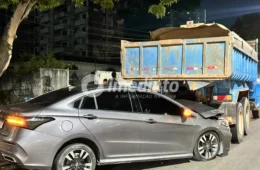 Colisão entre carro e caçamba causa congestionamento na Avenida Darcy Vargas, em Manaus
