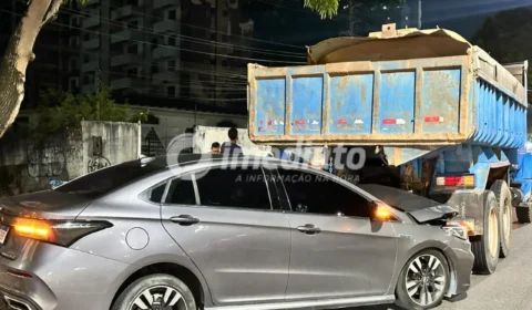 Colisão entre carro e caçamba causa congestionamento na Avenida Darcy Vargas, em Manaus