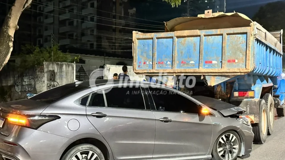 Colisão entre carro e caçamba causa congestionamento na Avenida Darcy Vargas, em Manaus