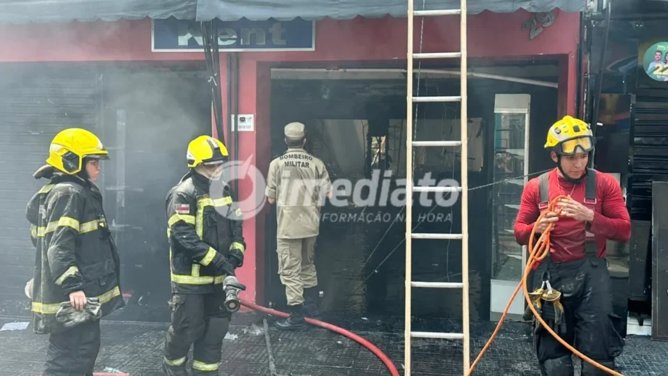 Incêndio atinge nove estabelecimentos no Centro de Manaus e deixa comerciantes no prejuízo