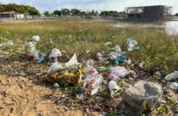 SEM LAZER: Lixo se espalha em parque e chama atenção.