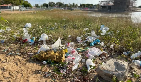 SEM LAZER: Lixo se espalha em parque e chama atenção.