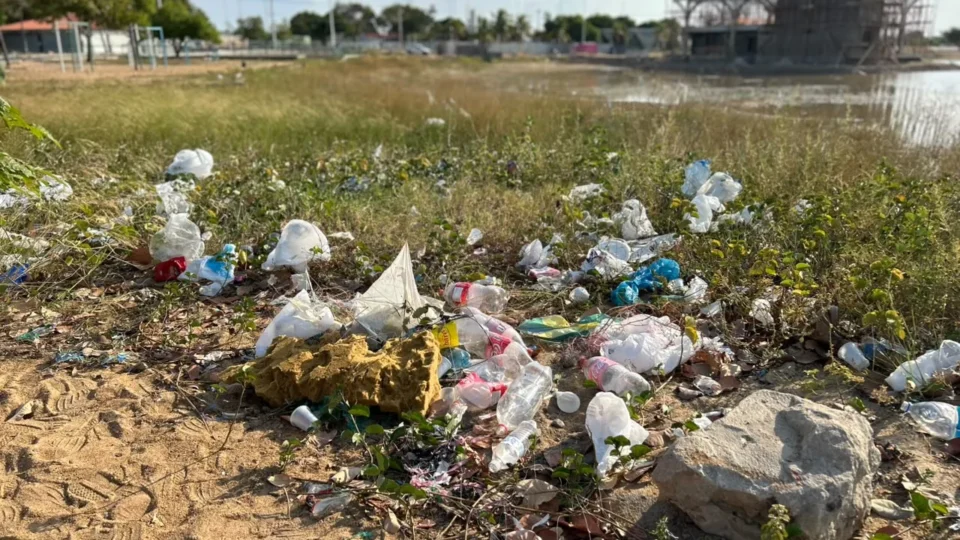 SEM LAZER: Lixo se espalha em parque e chama atenção.
