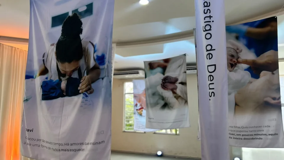 Memória e afeto: Exposição fotográfica transforma histórias de perda em acolhimento e amor