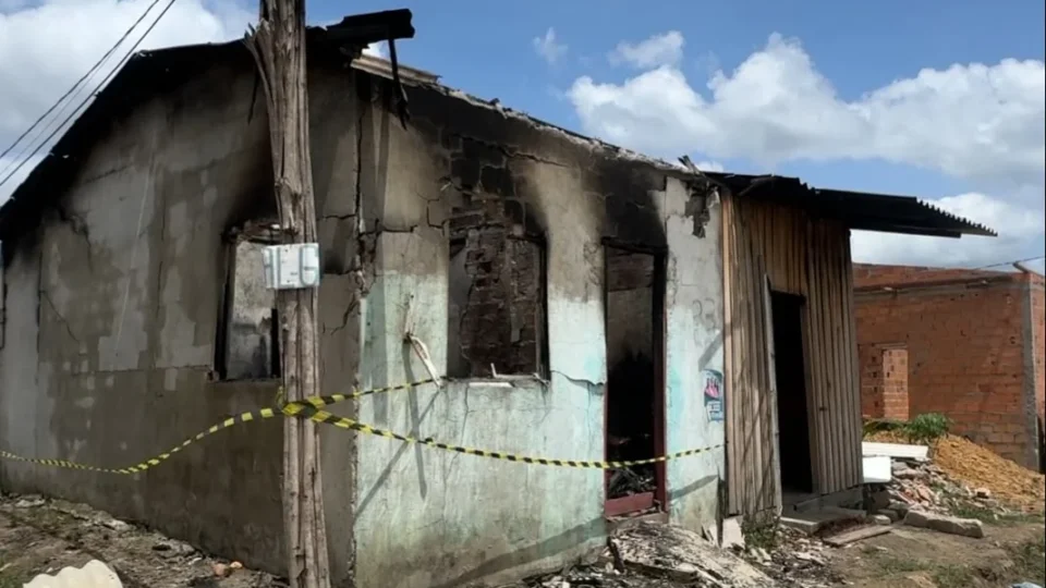 VEJA: Família com duas crianças perde tudo em incêndio e pede ajuda em Ananindeua