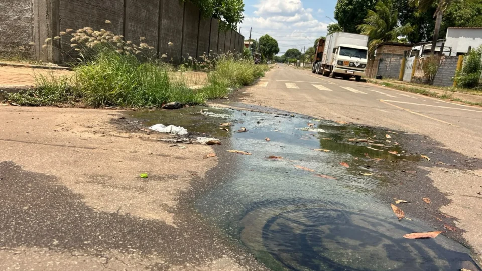 Esgoto a céu aberto causa mau cheiro e preocupa moradores em Boa Vista