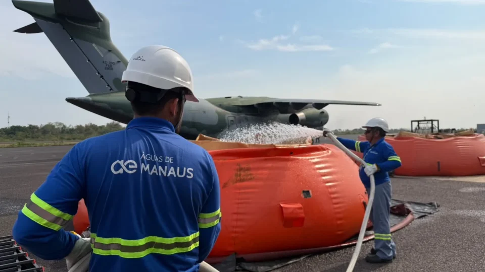 Águas de Manaus fornece mais de 210 mil litros de água para combater incêndios no Amazonas