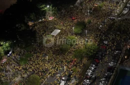 VEJA VÍDEO: presença de Flávio Bolsonaro deixa Ponta Negra lotada durante ato político em Manaus