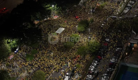 VEJA VÍDEO: presença de Flávio Bolsonaro deixa Ponta Negra lotada durante ato político em Manaus