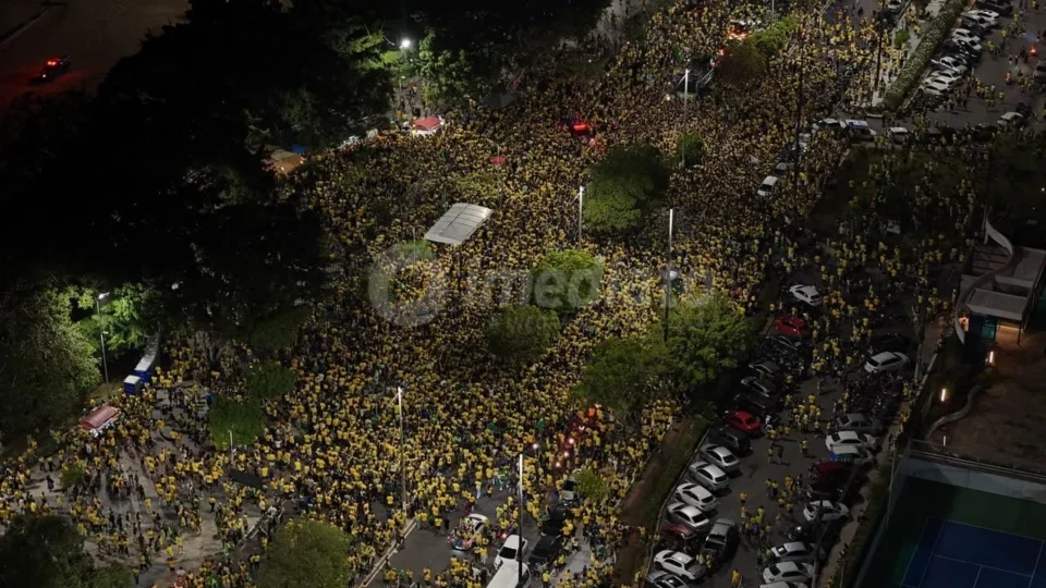 VEJA VÍDEO: presença de Flávio Bolsonaro deixa Ponta Negra lotada durante ato político em Manaus