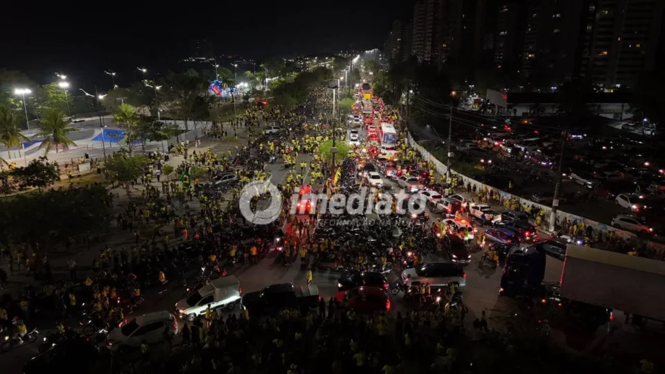 Trânsito fica congestionado após Bloquinho do 22 e saída de apoiadores de Flávio Bolsonaro em Manaus