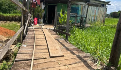 Moradora vive em casa improvisada há quase dez anos e espera por convocação no Minha Casa, Minha Vida