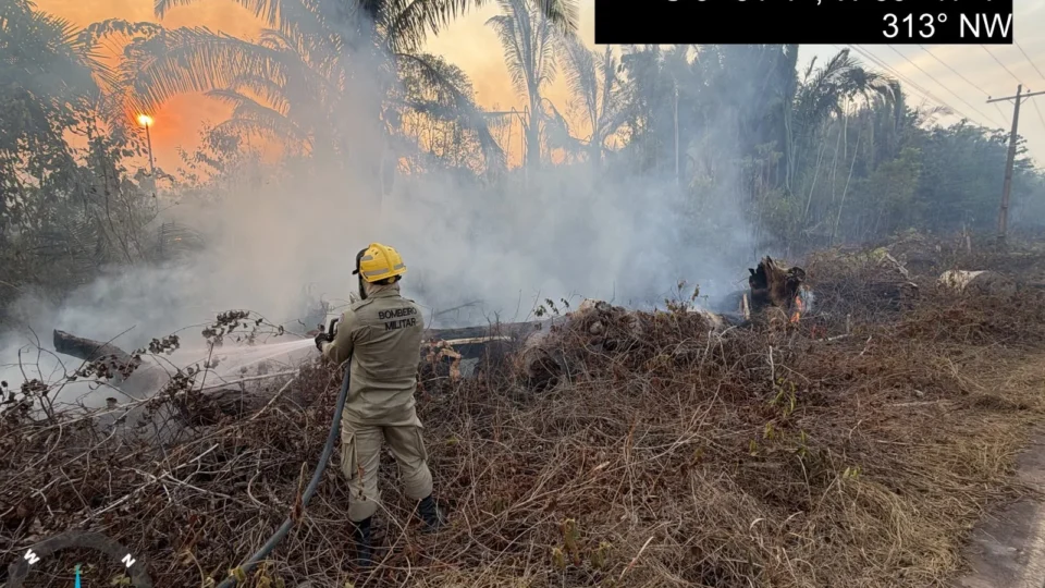 FOGO AVANÇA NO AMAZONAS: incêndio toma área de vegetação e mobiliza operação para conter as chamas