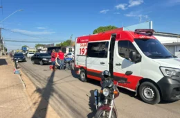Mulher fica ferida após acidente entre carro e motocicleta em Boa Vista
