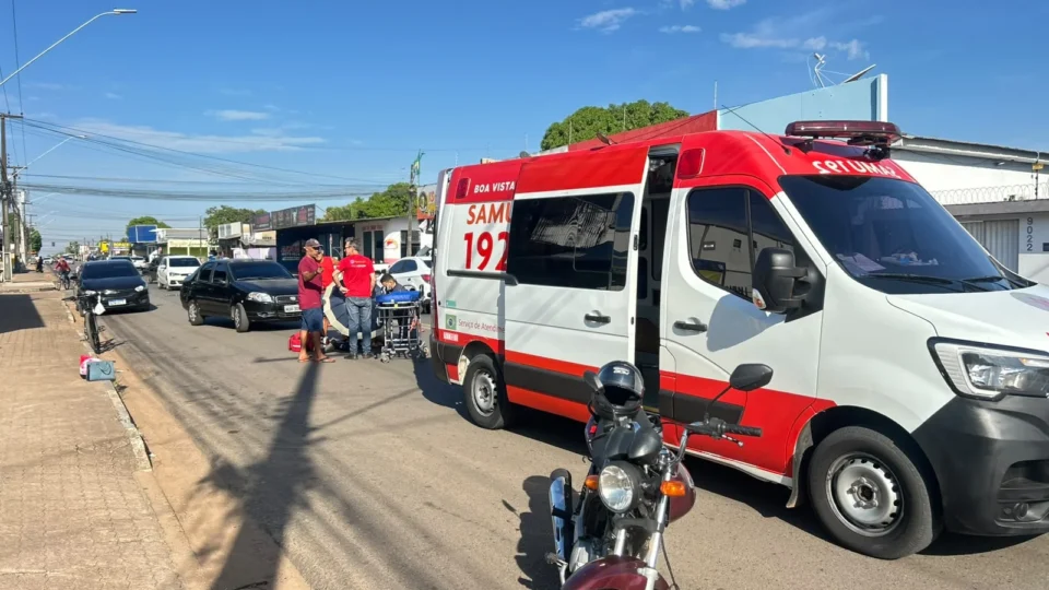Mulher fica ferida após acidente entre carro e motocicleta em Boa Vista