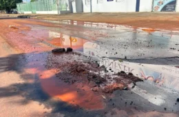 Rompimento de tubulação provoca vazamento e gera reclamações de moradores em Boa Vista