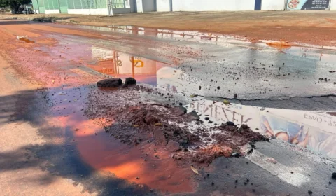Rompimento de tubulação provoca vazamento e gera reclamações de moradores em Boa Vista