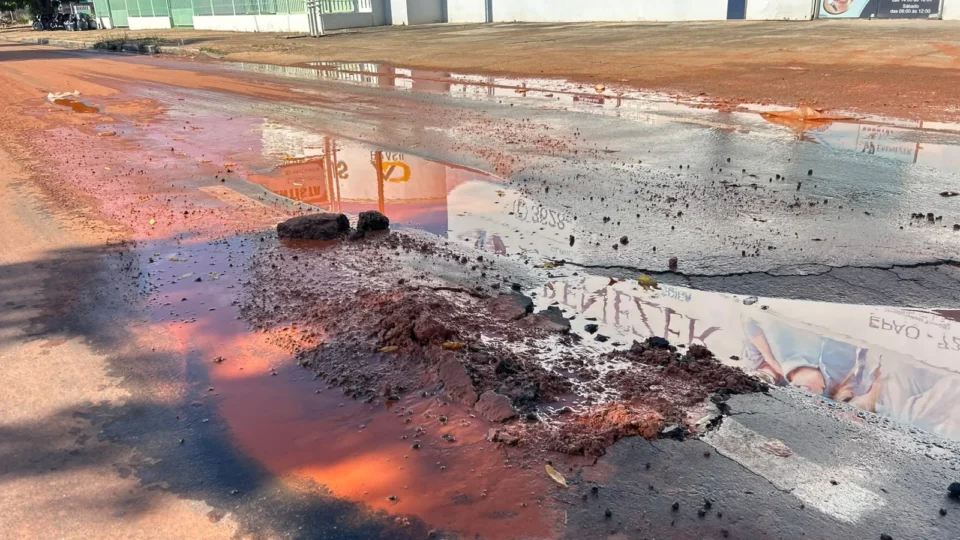 Rompimento de tubulação provoca vazamento e gera reclamações de moradores em Boa Vista