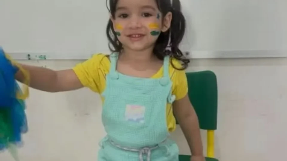 TRAGÉDIA: Menina de 2 anos morre após ficar cerca de três horas dentro de carro