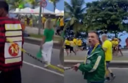 VEJA: Vídeo mostra homem negro acorrentado durante ato de apoio a Flávio Bolsonaro no Rio