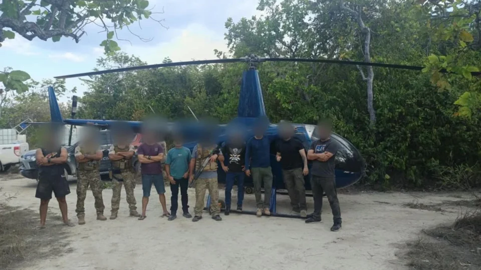 Helicóptero de R$ 4 milhões é encontrado escondido em área de mata em Roraima