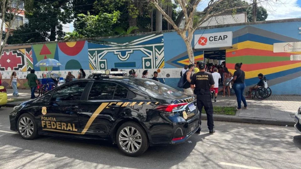 Polícia Federal conduz quatro pessoas durante apuração de possíveis crimes eleitorais no 2º turno