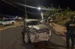 BEBIDA E VOLANTE: Motorista bate carro contra viatura da PM durante atendimento