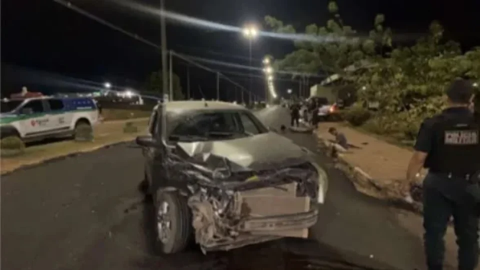 BEBIDA E VOLANTE: Motorista bate carro contra viatura da PM durante atendimento