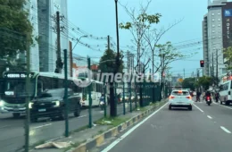 Chuva e trânsito lento marcam fim de tarde em Manaus nesta segunda-feira