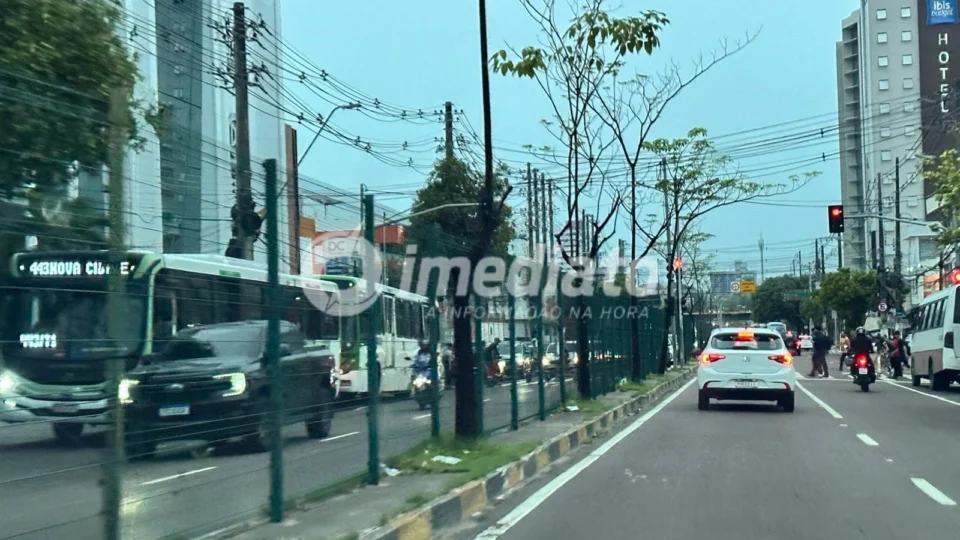 Chuva e trânsito lento marcam fim de tarde em Manaus nesta segunda-feira