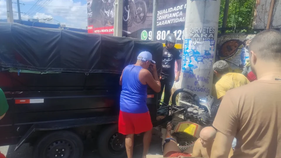 VÍDEO | Dois acidentes são registrados no mesmo local no bairro 40 Horas, em Ananindeua