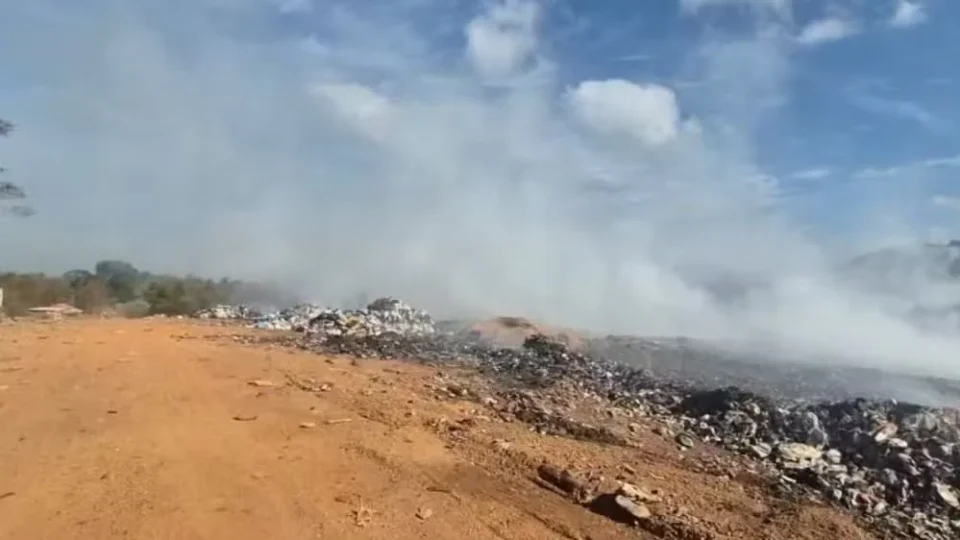 Incêndio em lixão espalha fumaça por bairros de Oiapoque, no Amapá, e mobiliza Defesa Civil