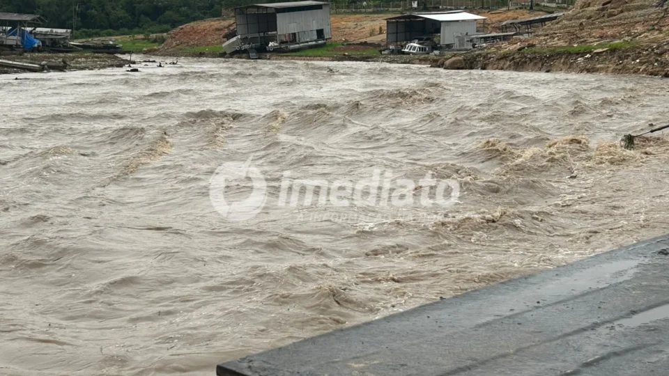 Correnteza atinge Marina do Davi, arrasta embarcações e deixa pelo menos nove barcos naufragados em Manaus