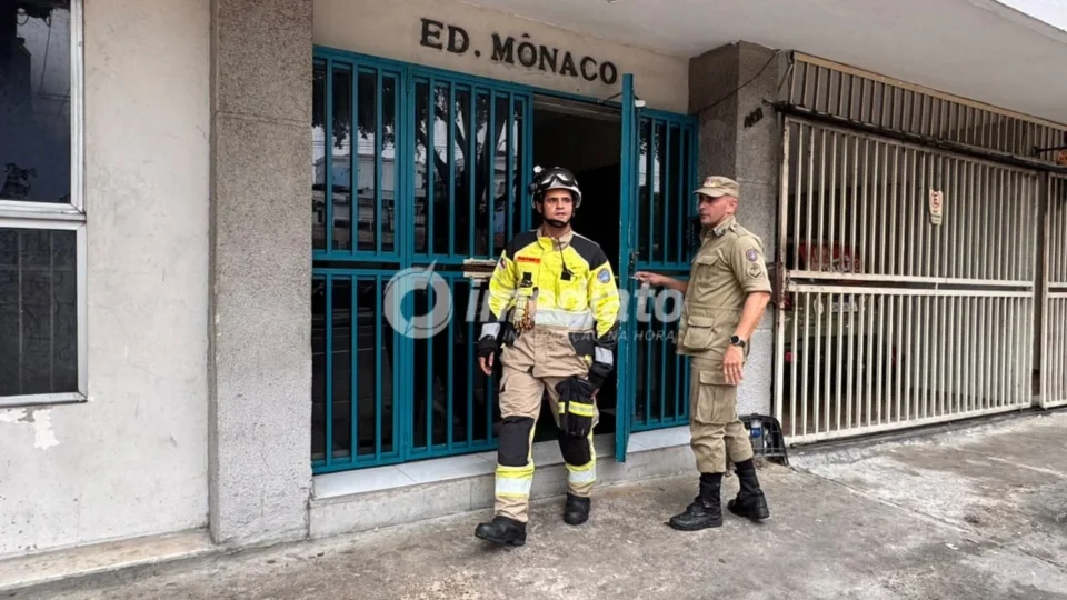 VEJA: Bombeiros identificam fissuras e risco de queda de parte do teto em edifício no Centro de Manaus