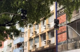 Semáforos apresentam falhas após forte chuva e deixam trânsito lento na avenida Getúlio Vargas