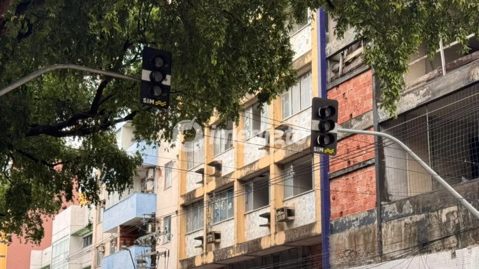 Semáforos apresentam falhas após forte chuva e deixam trânsito lento na avenida Getúlio Vargas