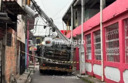 Caminhão de coleta de lixo atinge poste e deixa rua sem energia no bairro Coroado