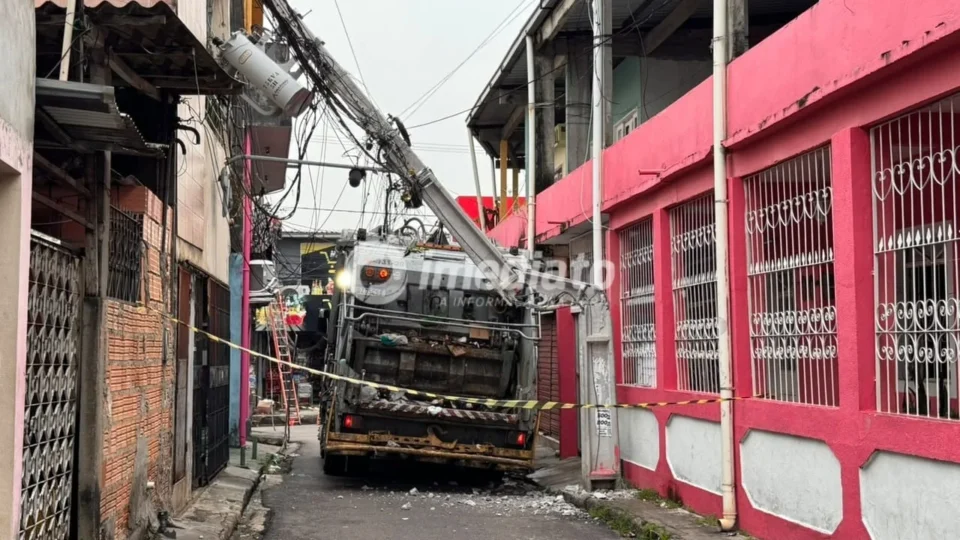 Caminhão de coleta de lixo atinge poste e deixa rua sem energia no bairro Coroado