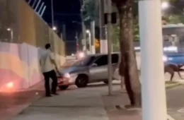 CENA FORTE | Suspeito de furtar pacote de biscoito é atropelado por ônibus durante fuga