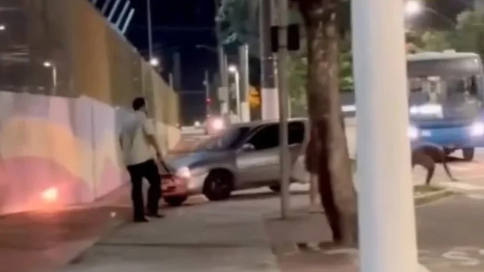 CENA FORTE | Suspeito de furtar pacote de biscoito é atropelado por ônibus durante fuga