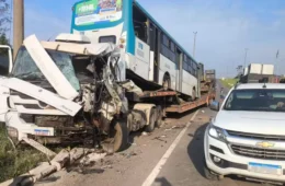 VEJA; Carreta tomba e atinge caminhão-prancha na BR-364, em Vilhena